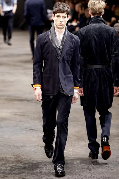 Look 32
